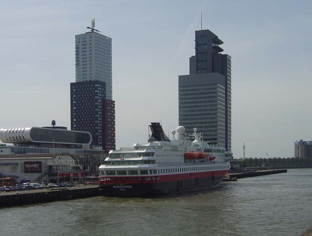 Cruiseschip ms Nordnorge van Hurtigruten aan de Cruise Terminal Rotterdam